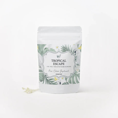 Ein kleines Päckchen Tropical Escape Ice-Tea Früchtetee mit getrockneten Ananasstücken und Kokosraspeln.
