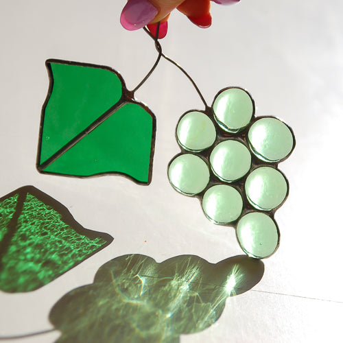 Weintraube, Handgemachte Glasdeko von Magpie Castle, Tiffany-Technik, Naturmotive wie Monstera, Pilze & Blumen, zum Aufhängen oder als Pflanzenstecker, kunstvolle Glaskunst aus Österreich.