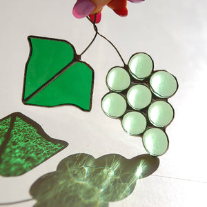 Weintraube, Handgemachte Glasdeko von Magpie Castle, Tiffany-Technik, Naturmotive wie Monstera, Pilze & Blumen, zum Aufhängen oder als Pflanzenstecker, kunstvolle Glaskunst aus Österreich.