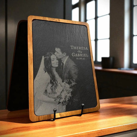 2-in-1 Servierbrett mit Gravur – Kombination aus FSC-Akazienholz und Schieferplatte, 28×20 cm, individuell graviert in Wien bei Dreizack