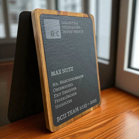Personalisiertes Award- und Geschenkbrett aus Akazienholz mit Schiefer, graviert mit Wunschtext, Logo oder Motiv – stilvolle Auszeichnung & Geschenkidee aus Wien