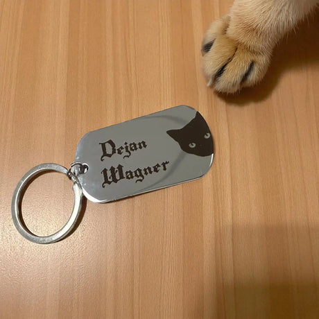 Personalisierbarer Schlüsselanhänger mit Tierpfote mit individueller Fotogravur, hergestellt von Dreizack in Wien.