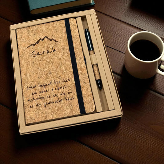Personalisierbares DIN A5 Notizbuch und Tagebuch aus Kork mit Gravur, inkl. Kugelschreiber aus Kork & Weizenstroh, nachhaltiges Journal, graviert in Wien.