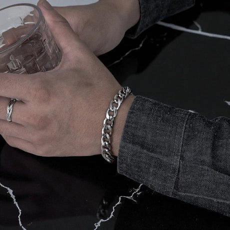 Gliederkette Edelstahl mit Wunschgravur. Armband aus Titanstahl mit verstellbarem Plättchen von Dreizack mit individueller Gravur