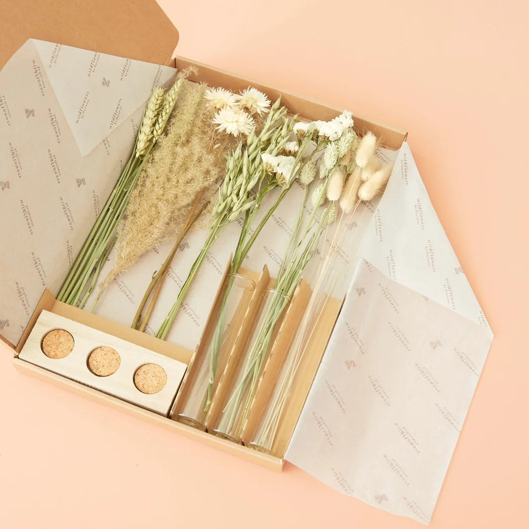 Trockenblumen Geschenkbox mit zwei weißen Vasen und getrockneten Blumen in Naturtönen, 35 cm lang, verpackt in flacher Box.
