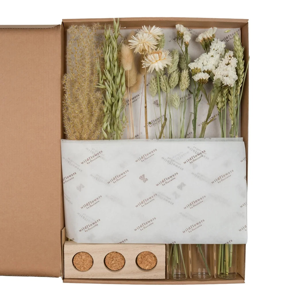 Trockenblumen Geschenkbox mit zwei weißen Vasen und getrockneten Blumen in Naturtönen, 35 cm lang, verpackt in flacher Box.