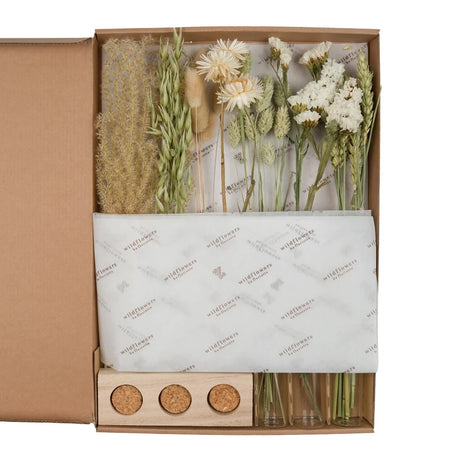 Trockenblumen Geschenkbox mit zwei weißen Vasen und getrockneten Blumen in Naturtönen, 35 cm lang, verpackt in flacher Box.