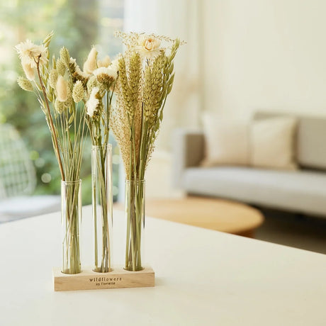 Trockenblumen Geschenkbox mit zwei weißen Vasen und getrockneten Blumen in Naturtönen, 35 cm lang, verpackt in flacher Box.