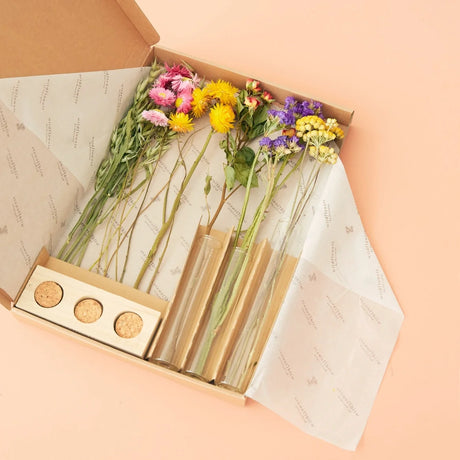 Trockenblumen Geschenkbox in bunten Naturtönen mit zwei Glasvasen, 35 cm lang, im flachen Briefkastenformat.