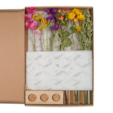 Trockenblumen Geschenkbox in bunten Naturtönen mit zwei Glasvasen, 35 cm lang, im flachen Briefkastenformat.