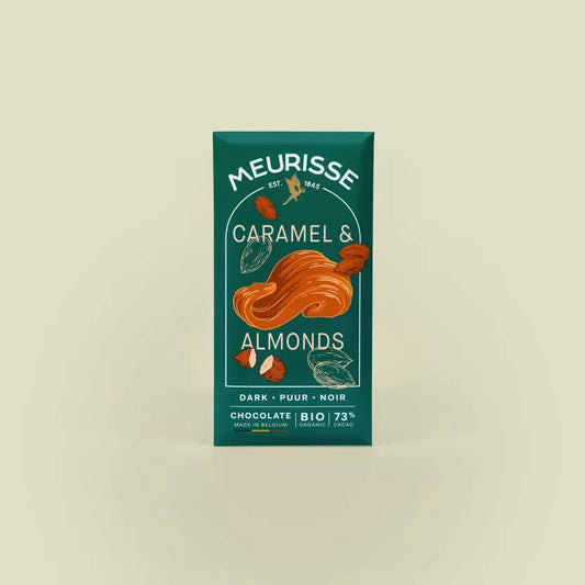 Eine Tafel hochwertige Zartbitterschokolade mit sichtbaren karamellisierten Mandelstücken in einer stilvollen Verpackung.