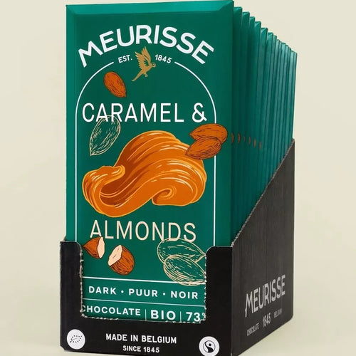 Eine Tafel hochwertige Zartbitterschokolade mit sichtbaren karamellisierten Mandelstücken in einer stilvollen Verpackung.