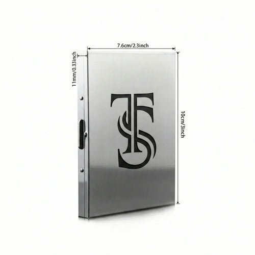 Ein schlankes, silberglänzendes Zigarettenetui aus Edelstahl mit einer individuellen Gravur auf der Vorderseite.