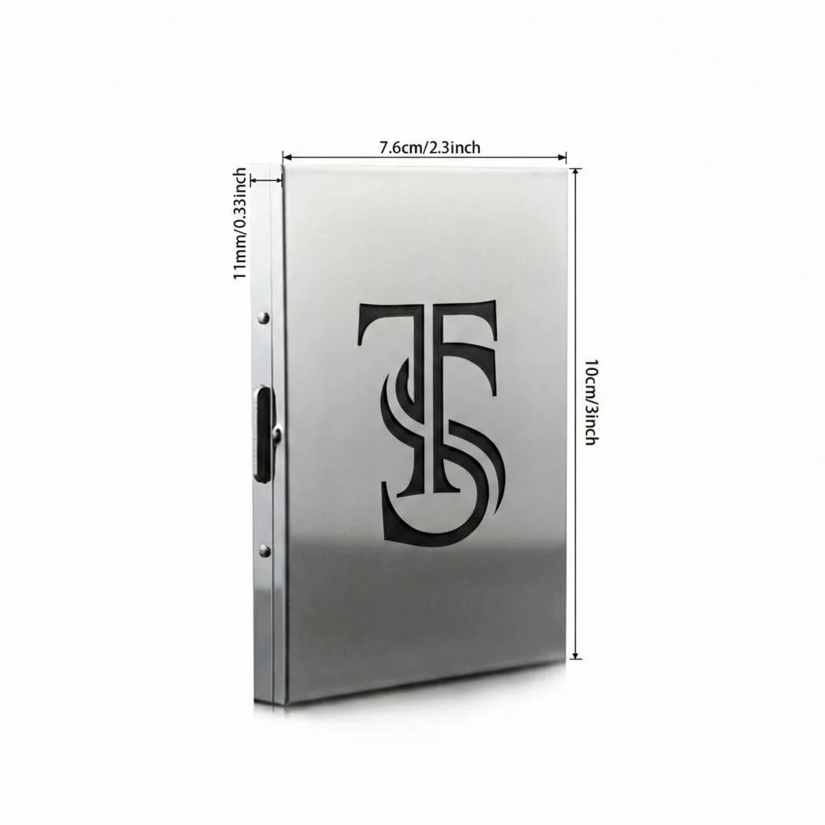 Ein schlankes, silberglänzendes Zigarettenetui aus Edelstahl mit einer individuellen Gravur auf der Vorderseite.