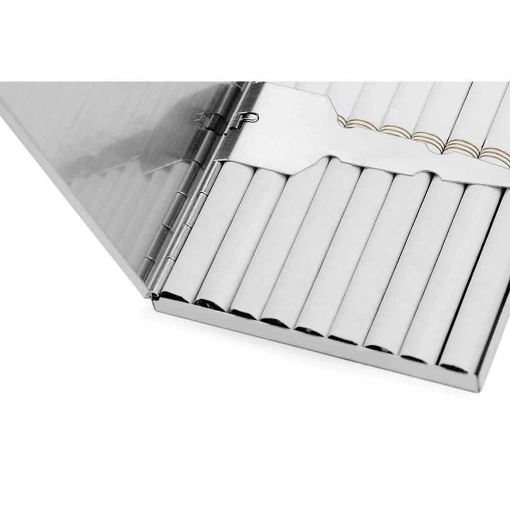 Ein schlankes, silberglänzendes Zigarettenetui aus Edelstahl mit einer individuellen Gravur auf der Vorderseite.