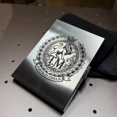 Ein schlankes, silberglänzendes Zigarettenetui aus Edelstahl mit einer individuellen Gravur auf der Vorderseite.