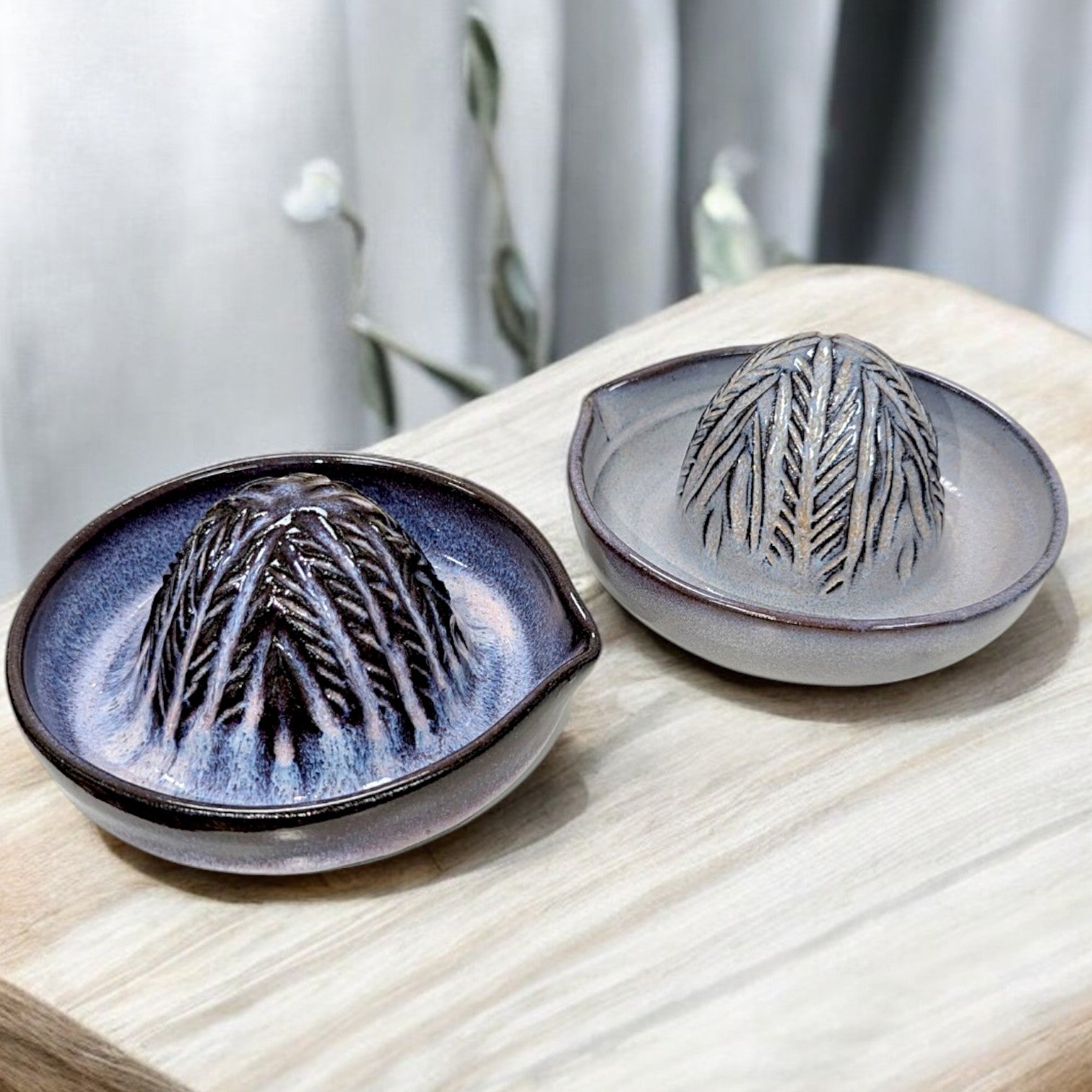 Handgemachte Zitronenpresse aus Keramik von ArtStudioIzzi, 12 cm Durchmesser, 6 cm Höhe, aus Steinzeug, spülmaschinenfest, zwei Farbvarianten braunviolett-altrosa & braunviolett-lavendel.