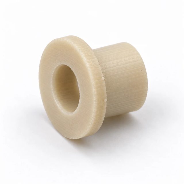 Beige Gleitbuchse mit Bund, im 3D-Druck nachgefertigt, mit feinen Druckschichten
