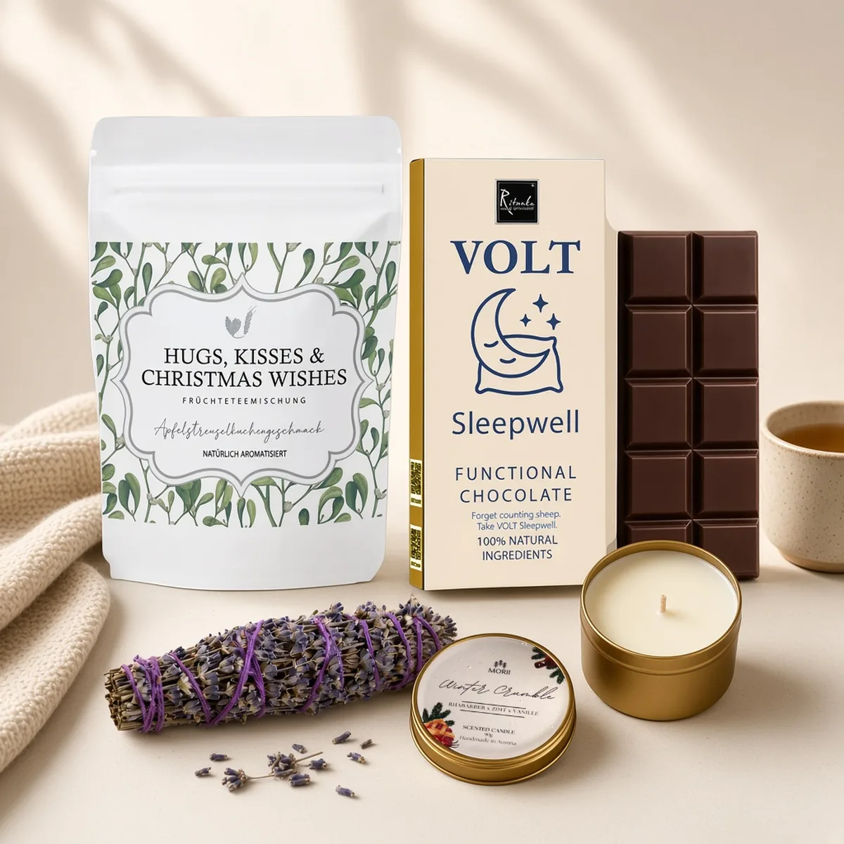 Weihnachtstee im Beutel, VOLT Sleepwell-Schokolade, Lavendel-Räucherbündel und Morii-Kerze Winter Crumble in der Dose