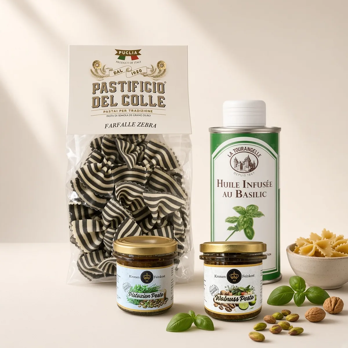 Gestreifte Farfalle von Pastificio del Colle, Basilikumöl in grüner Dose, Pistazien- und Walnuss-Pesto im Glas