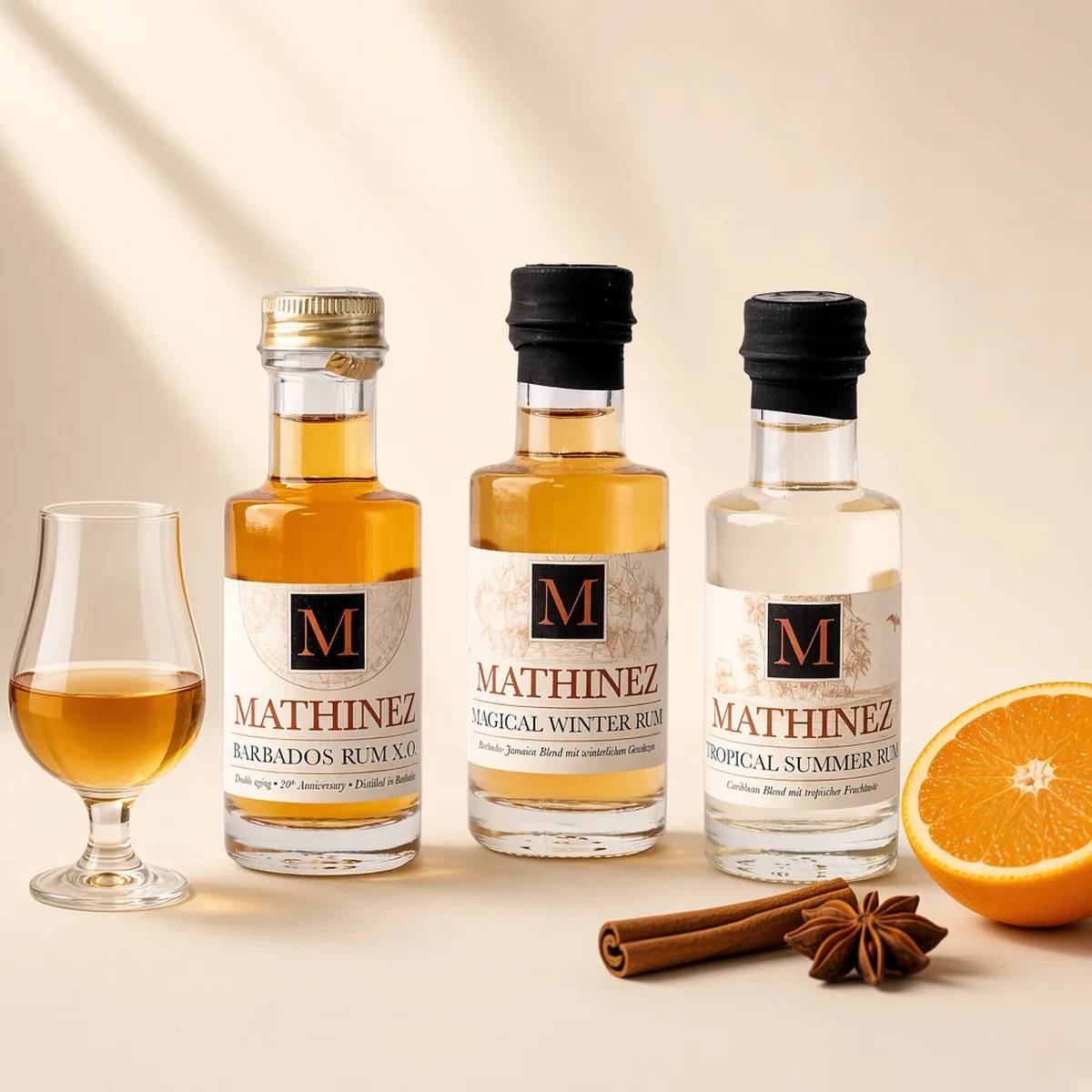Drei kleine Flaschen Mathinez Rum: Barbados X.O., Magical Winter, Tropical Summer, mit Glas, Zimt und Orange