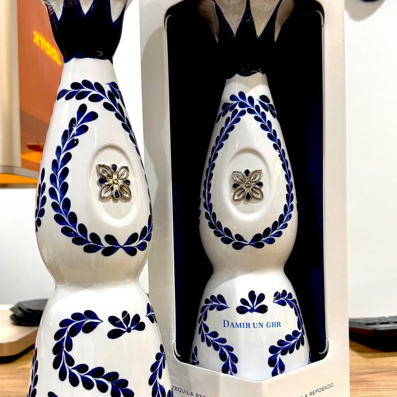 Zwei verzierte Keramikflaschen mit eingravierten Initialen, in einer Geschenkschachtel