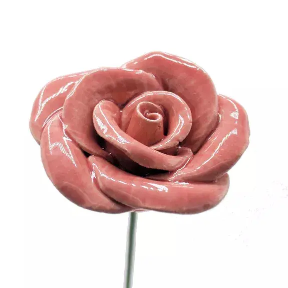Keramik Rose hellrosa, Nahaufnahme der Blüte von vorne, glänzend glasiert mit grünem Metallstiel