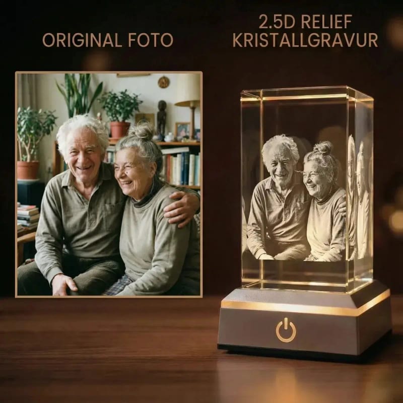Links das Foto eines älteren Paars auf dem Sofa, rechts dasselbe Motiv als 2.5D-Relief im Kristall