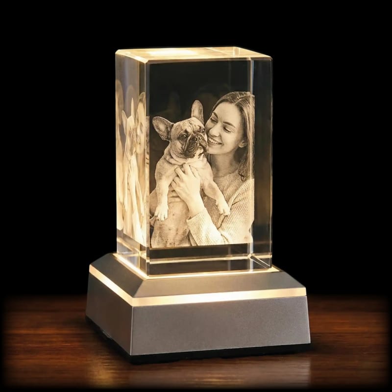 3D-Kristall mit gelasertem Foto einer Frau mit ihrer Französischen Bulldogge, warm beleuchtet auf einem LED-Sockel