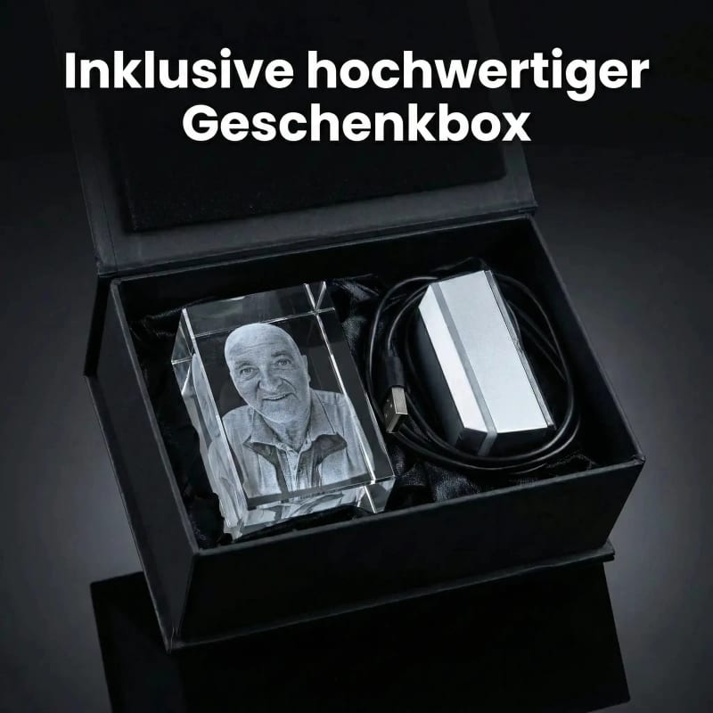 Kristall mit Porträt in der schwarzen Geschenkbox, daneben der LED-Sockel