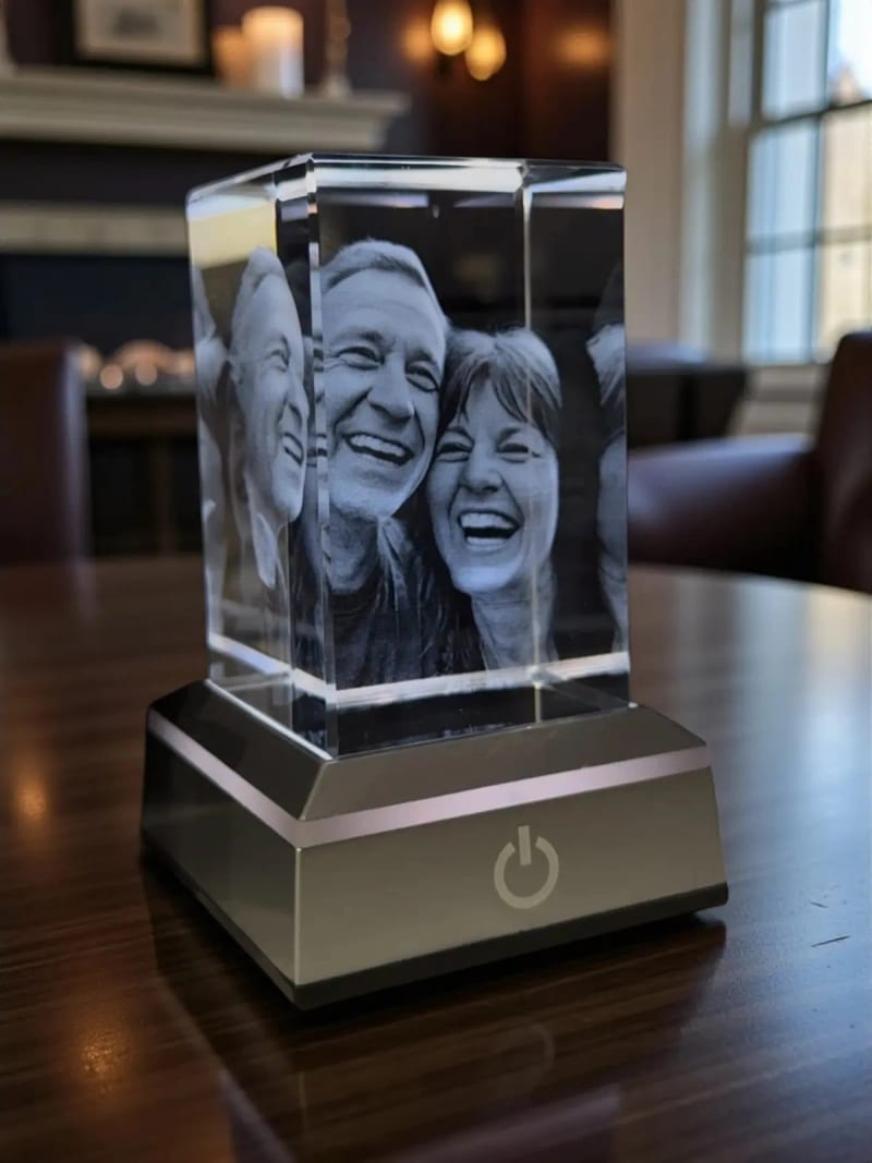 Kristall mit einem Familienfoto auf einem Holztisch im Wohnzimmer
