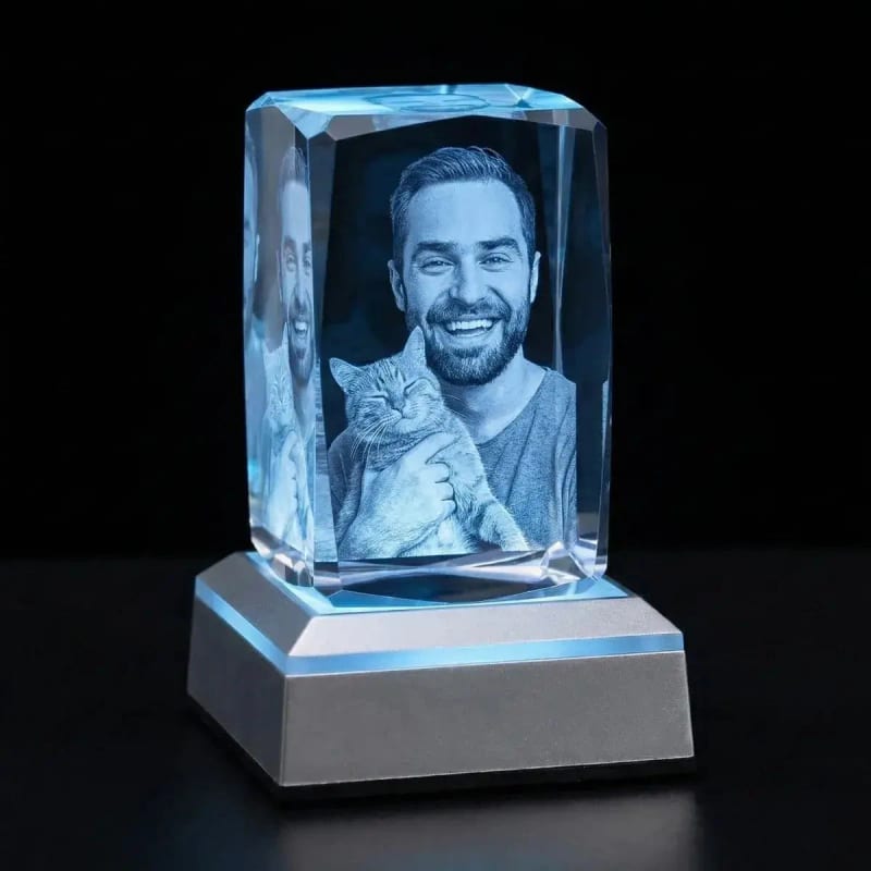 Derselbe Kristall auf dem LED-Sockel in blauem Licht