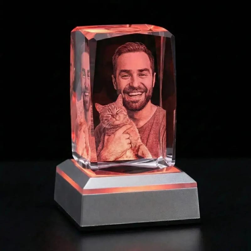 Derselbe Kristall auf dem LED-Sockel in rotem Licht