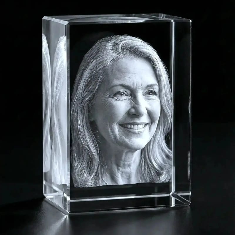 2.5D-Relief im Kristallglas: Porträt einer lächelnden älteren Frau, plastisch aus dem Glas gearbeitet
