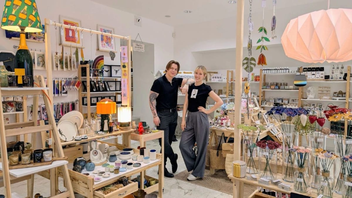 Dominik Kögler und Sophie Seiler im Concept Store Dreizack Wien in der Josefstädter Straße — Regale mit Keramik, Schmuck, Sonnenfängern und Geschenken kleiner Labels